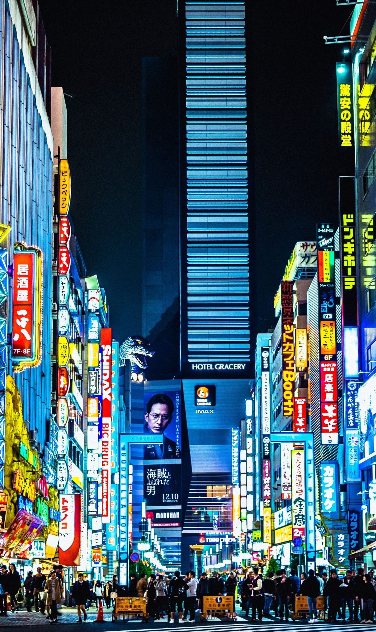 日本での会社設立のイメージ(青いビルの夜景)